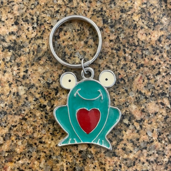 Vintage 1990s Adorable Cartoon Frog Metal Keychain. Cute frog holding a heart. - Picture 5 of 5